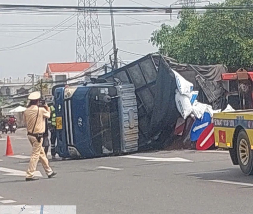 Tránh xe đạp điện băng qua đường, ô tô tải lật ngang QL1A ở Đồng Tháp