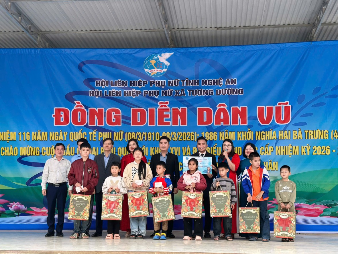 Có 14 trẻ em mồ côi được nhận đỡ đầu.