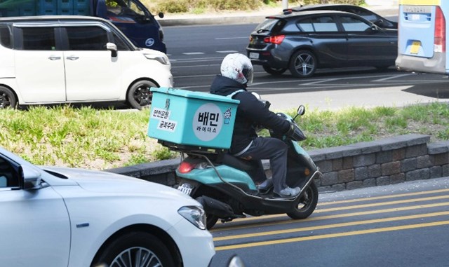 Nhờ t&iacute;nh linh hoạt v&agrave; khả năng luồn l&aacute;ch trong giao th&ocirc;ng đ&ocirc; thị đ&ocirc;ng đ&uacute;c, xe m&aacute;y trở th&agrave;nh c&ocirc;ng cụ đắc lực gi&uacute;p c&aacute;c dịch vụ n&agrave;y tối ưu h&oacute;a thời gian v&agrave; hiệu quả vận chuyển. Một bộ phận nhỏ người d&acirc;n, thường l&agrave; những người lớn tuổi hoặc cư tr&uacute; tại c&aacute;c v&ugrave;ng n&ocirc;ng th&ocirc;n, vẫn duy tr&igrave; th&oacute;i quen sử dụng xe m&aacute;y cho nhu cầu c&aacute; nh&acirc;n.