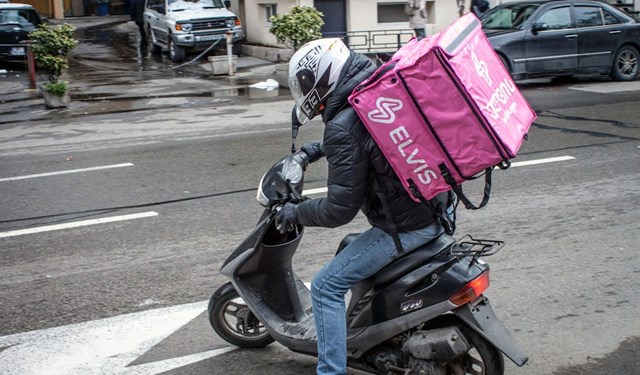 Tại H&agrave;n Quốc, bức tranh về việc sử dụng xe m&aacute;y truyền thống vẽ n&ecirc;n một sự tương phản r&otilde; rệt so với Việt Nam v&agrave; nhiều quốc gia Đ&ocirc;ng Nam &Aacute; kh&aacute;c. Thay v&igrave; l&agrave; phương tiện di chuyển c&aacute; nh&acirc;n phổ biến, xe m&aacute;y tại xứ sở kim chi chủ yếu phục vụ cho c&aacute;c hoạt động thương mại, đặc biệt l&agrave; lĩnh vực giao h&agrave;ng v&agrave; chuyển ph&aacute;t nhanh.