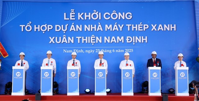 Ph&oacute; Thủ tướng L&ecirc; Th&agrave;nh Long v&agrave; c&aacute;c đại biểu ấn n&uacute;t khởi c&ocirc;ng Tổ hợp Th&eacute;p xanh gần 100.000 tỷ - Ảnh: VGP/Đức Tu&acirc;n