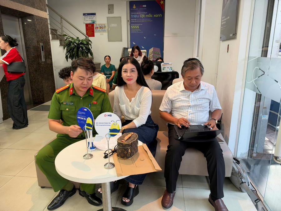 Công an phường Yên Hòa phối hợp xác minh- trao trả hơn 555 triệu đồng chuyển khoản nhầm