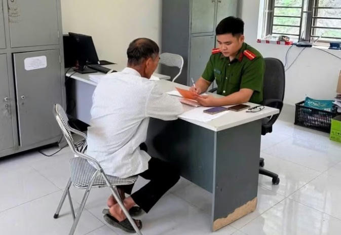 Công an xã Phúc Lộc kịp thời ngăn chặn người dân chuyển tiền cho đối tượng giả danh công an để lừa đảo.