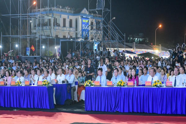 Đông đảo nhân dân, du khách tham dự lễ khai mạc Mùa du lịch biển Ninh Bình 2026