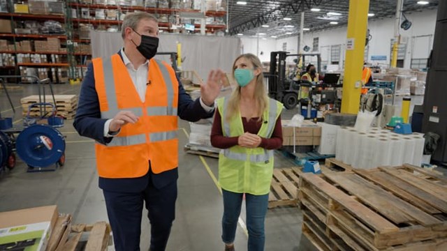 CEO Bill Angrick đưa ph&oacute;ng vi&ecirc;n tham quan nh&agrave; kho của Liquidity Services ở Texas (Mỹ). Ảnh: CNBC.