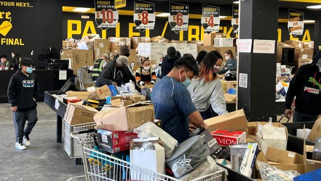 Người mua xếp h&agrave;ng t&igrave;m mua c&aacute;c m&oacute;n đồ bị trả lại ở c&aacute;c cửa h&agrave;ng thanh l&yacute;. Ảnh:&nbsp;Treasure Hunt Liquidators.