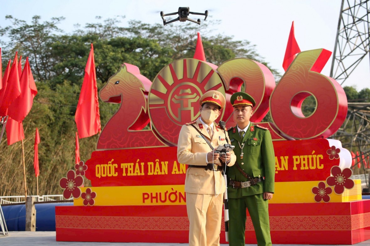 CSGT sử dụng flycam để giám sát từ trên cao, chủ động phân luồng giao thông. CSGT sử dụng flycam để giám sát từ trên cao, chủ động phân luồng giao thông.