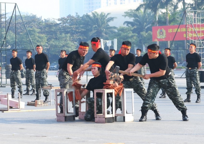 Trong buổi lễ sáng nay, hơn 1.000 cán bộ, chiến sĩ thuộc các lực lượng Bộ Công an, Công an TP Hà Nội đã duyệt đội ngũ trước sự chứng kiến của Thường trực Ban Bí thư Trần Cẩm Tú và lãnh đạo Bộ Công an, UBND TP Hà Nội, Công an TP Hà Nội... Trong buổi lễ sáng nay, hơn 1.000 cán bộ, chiến sĩ thuộc các lực lượng Bộ Công an, Công an TP Hà Nội đã duyệt đội ngũ trước sự chứng kiến của Thường trực Ban Bí thư Trần Cẩm Tú và lãnh đạo Bộ Công an, UBND TP Hà Nội, Công an TP Hà Nội...