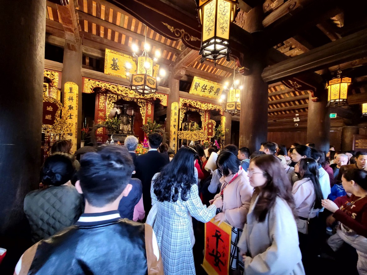 Biển người tới du xuân, xin chữ tại Văn Miếu chiều mùng 2 tết Biển người tới du xuân, xin chữ tại Văn Miếu chiều mùng 2 tết