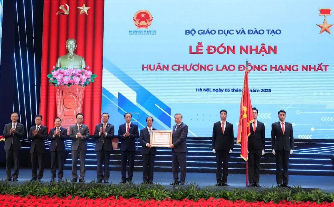 Tổng Bí thư Tô Lâm trao Huân chương Lao động hạng nhất cho Bộ Giáo dục và Đào tạo. (Ảnh: Bộ GD&ĐT) Tổng Bí thư Tô Lâm trao Huân chương Lao động hạng nhất cho Bộ Giáo dục và Đào tạo. (Ảnh: Bộ GD&ĐT)