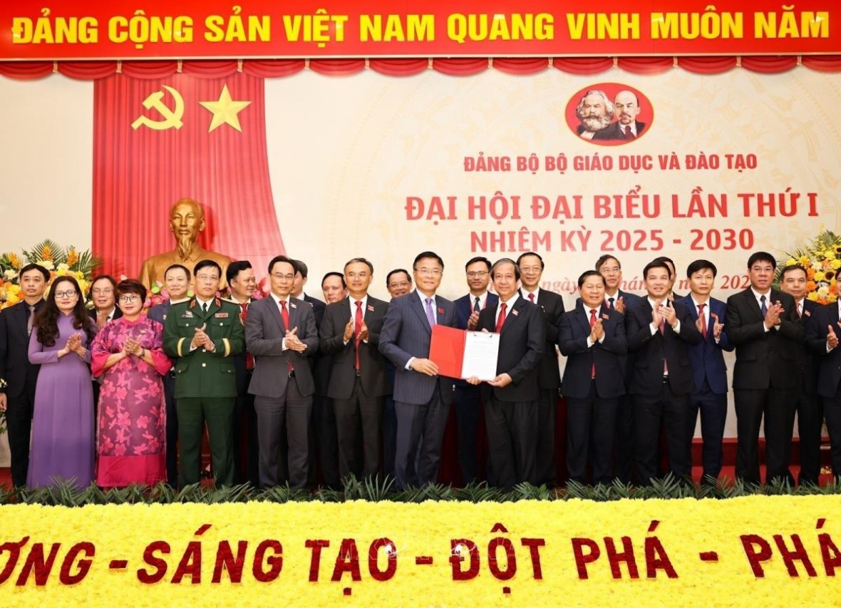 Phó Thủ tướng Lê Thành Long trao Quyết định của Đảng ủy Chính phủ chỉ định Ban Chấp hành Đảng bộ Bộ GDĐT khóa I, nhiệm kỳ 2025 – 2030. (Ảnh: Bộ GD&ĐT) Phó Thủ tướng Lê Thành Long trao Quyết định của Đảng ủy Chính phủ chỉ định Ban Chấp hành Đảng bộ Bộ GDĐT khóa I, nhiệm kỳ 2025 – 2030. (Ảnh: Bộ GD&ĐT)