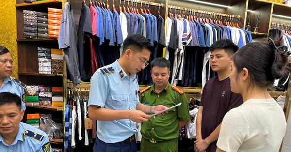 Chuyển vụ kinh doanh quần áo giả mạo nhãn hiệu nổi tiếng cho cơ quan điều tra