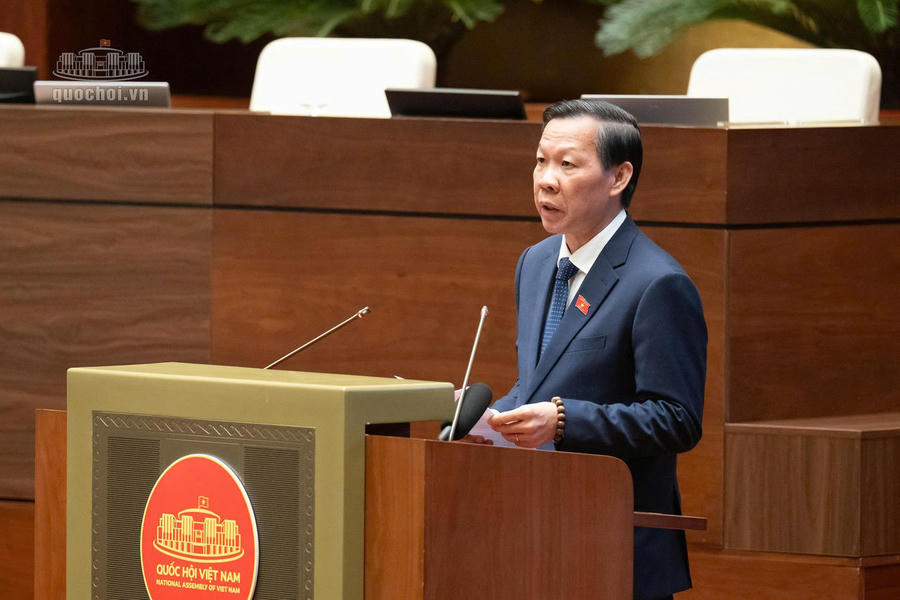 Chủ nhiệm Ủy ban Kinh tế và Tài chính của Quốc hội Phan Văn Mãi trình bày báo cáo thẩm tra. Ảnh: Quochoi.vn