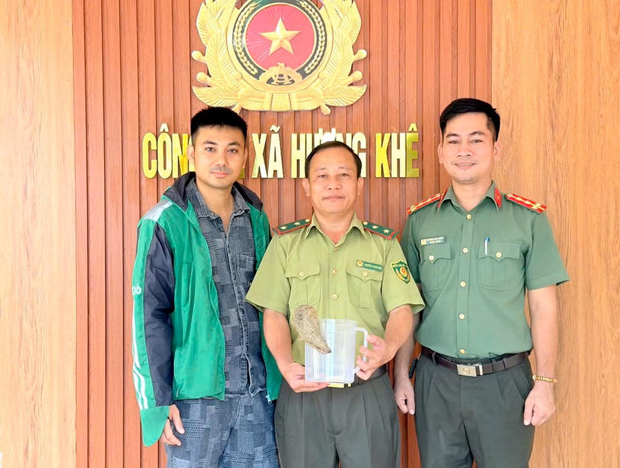 Anh Phan Minh Vương bàn giao cá thể tê tê Java cho cơ quan chức năng.