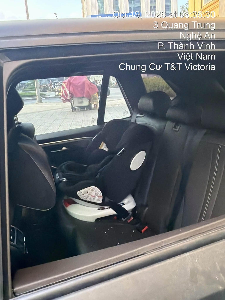 Nhiều ô tô bị đập vỡ kính.