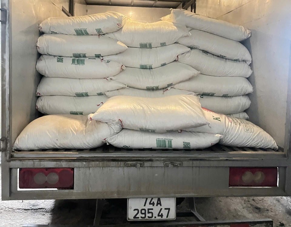 Phương tiện và tang vật vi phạm của vụ vận chuyển 3.500kg đường kính Thái Lan. (Ảnh: CAQT) Phương tiện và tang vật vi phạm của vụ vận chuyển 3.500kg đường kính Thái Lan. (Ảnh: CAQT)