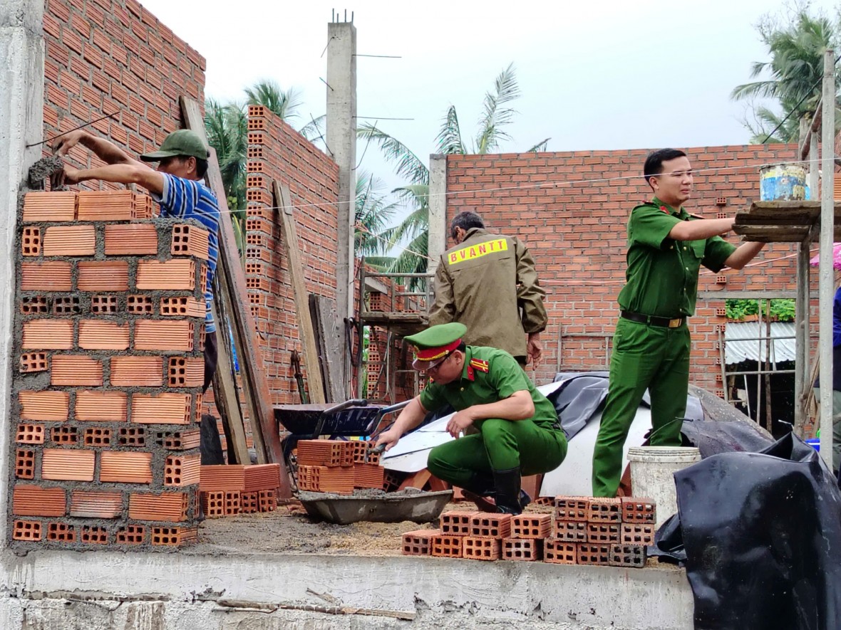 Chung tay dựng xây những ngôi nhà nghĩa tình.