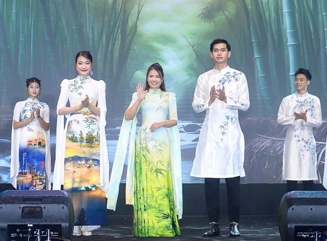 Nhà thiết kế Hoàng Ly - Chủ thương hiệu Áo dài Hoàng Ly, Chủ tịch CLB Văn hóa Áo dài Việt Nam: Ba thập kỷ dệt nên di sản áo dài từ đam mê thuần khiết - Ảnh 3