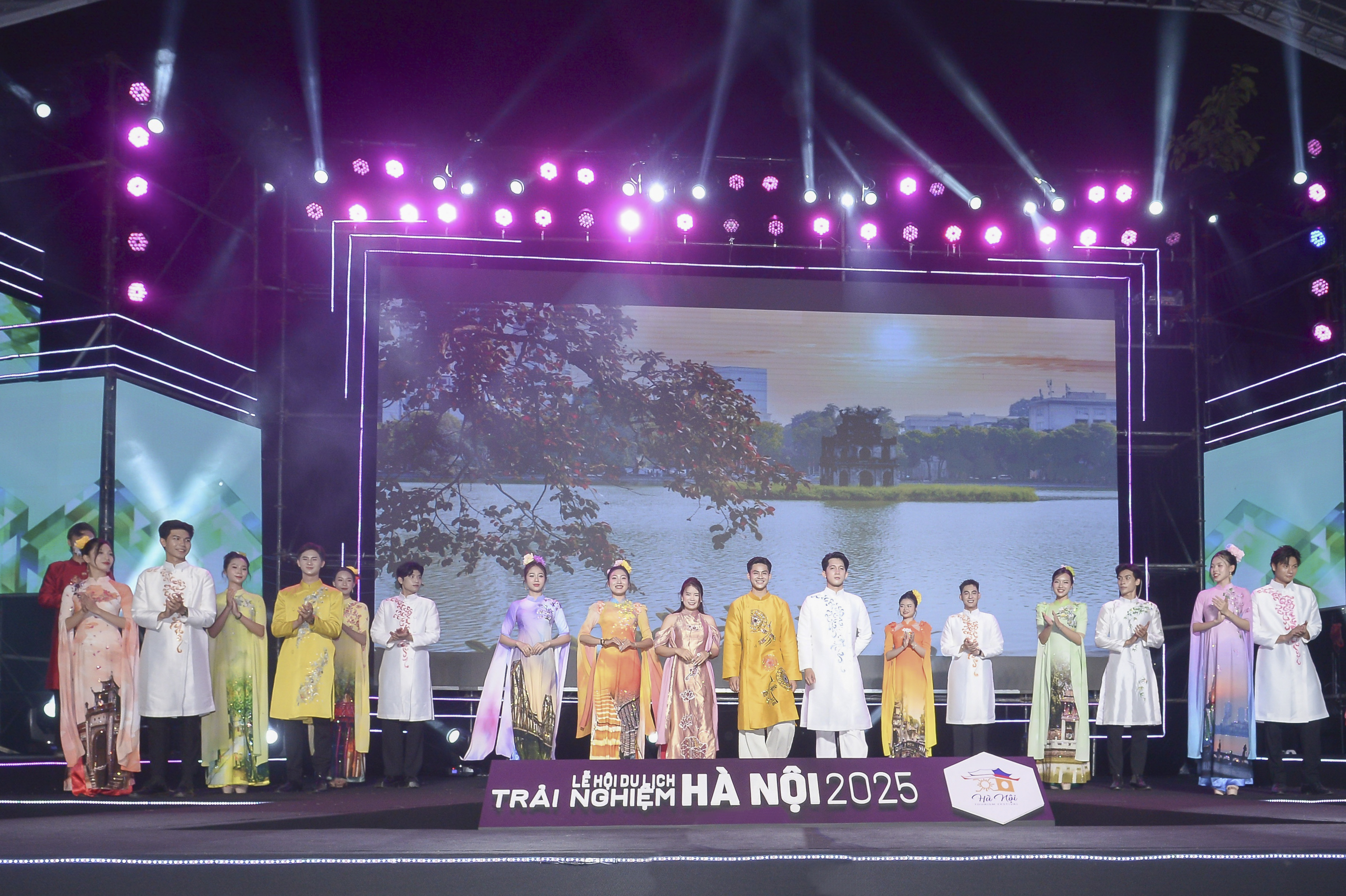 Nhà thiết kế Hoàng Ly - Chủ thương hiệu Áo dài Hoàng Ly, Chủ tịch CLB Văn hóa Áo dài Việt Nam: Ba thập kỷ dệt nên di sản áo dài từ đam mê thuần khiết - Ảnh 4