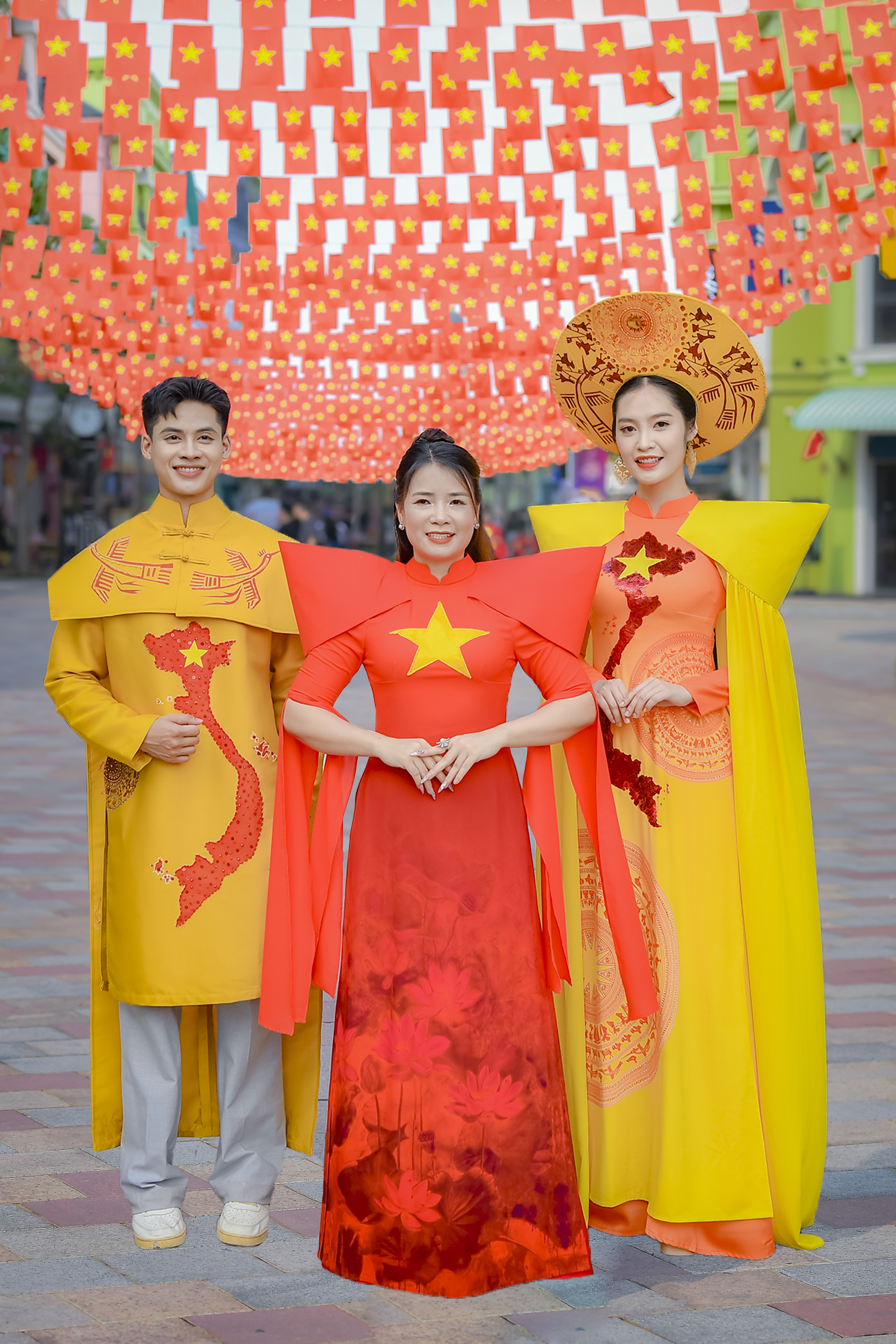 Nhà thiết kế Hoàng Ly - Chủ thương hiệu Áo dài Hoàng Ly, Chủ tịch CLB Văn hóa Áo dài Việt Nam: Ba thập kỷ dệt nên di sản áo dài từ đam mê thuần khiết - Ảnh 2