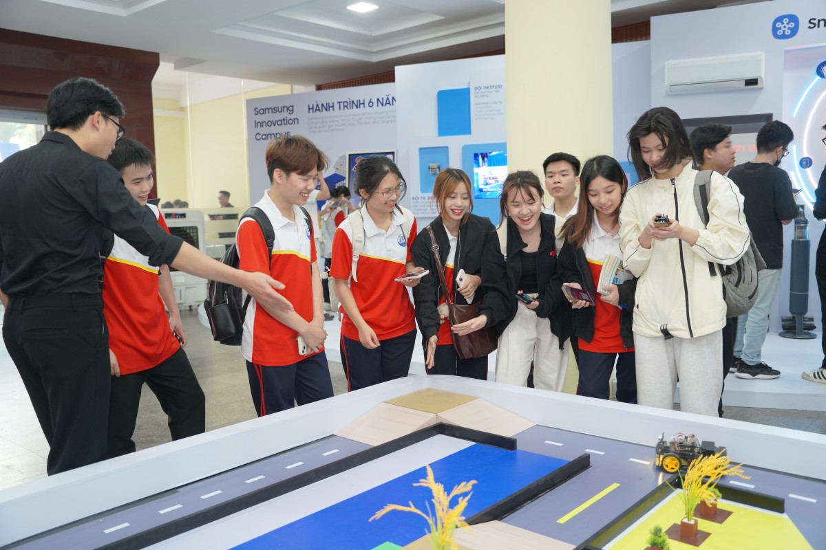 khu-trai-nghiem-cong-nghe-thu-hut-nhieu-ban-tre-tham-gia20250426134003.jpg?rt=20250426134140