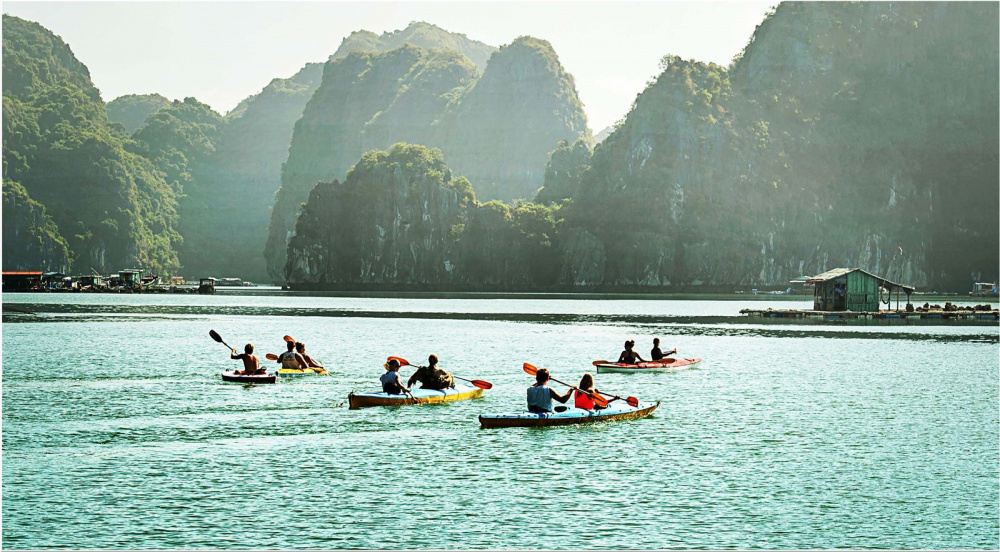 Chèo thuyền kayak đứng đầu danh sách những điều nên làm ở Cát Bà.