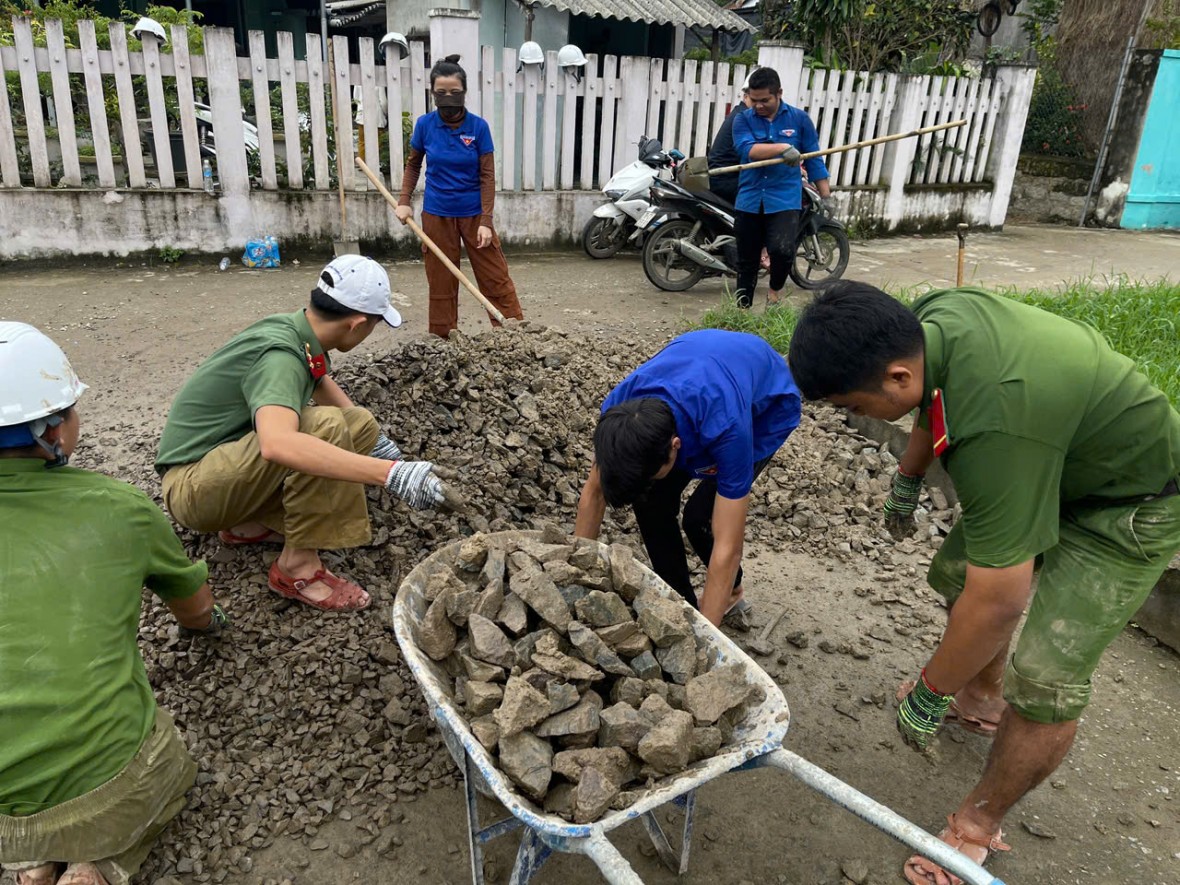 Công an Đắk Lắk dầm mình trong mưa xây nhà cho dân