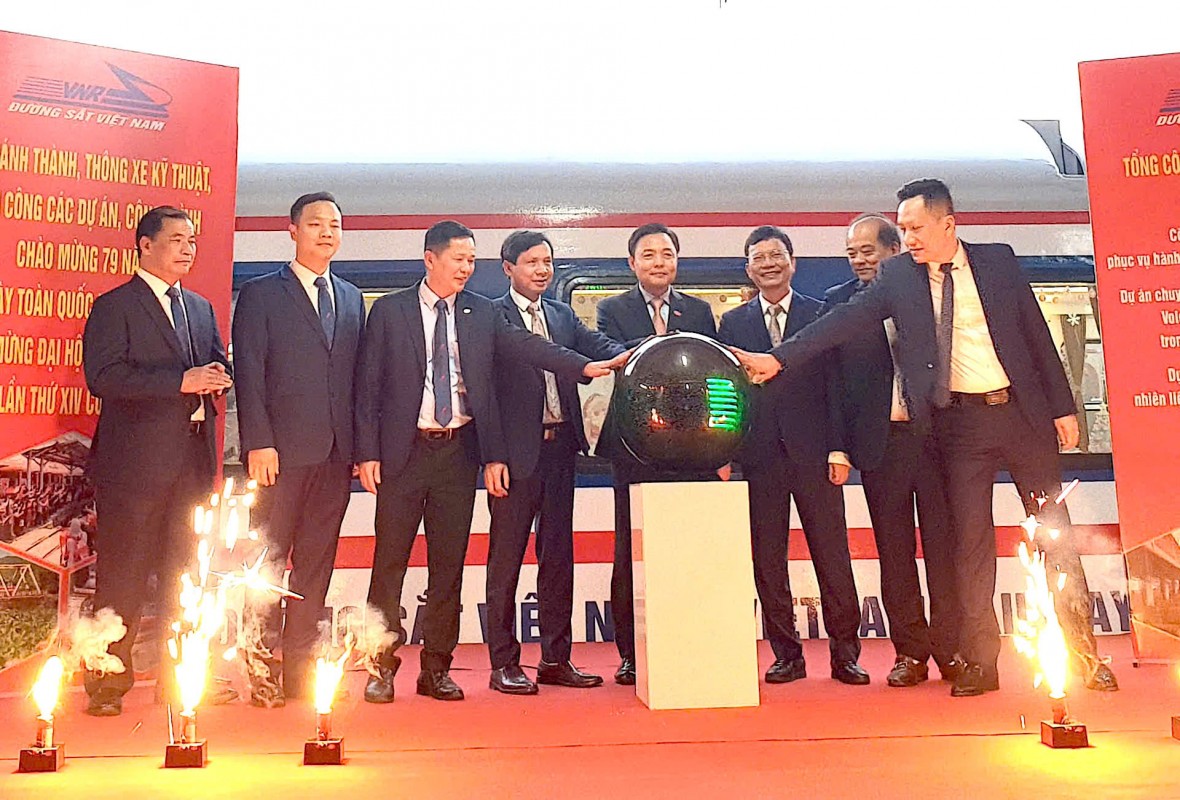 Ngành Đường sắt ra mắt 162 toa xe khách hiện đại