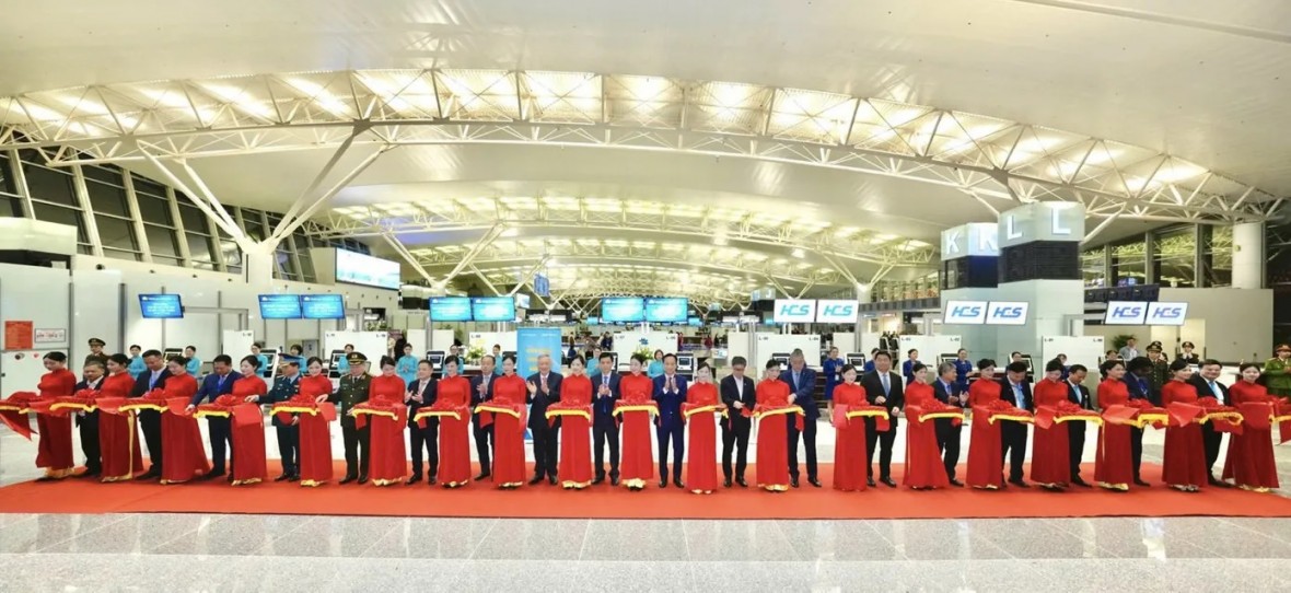 Phó thủ tướng Thường trực Nguyễn Hòa Bình và các đại biểu cắt băng khánh thành dự án mở rộng nhà ga T2 Nội Bài.