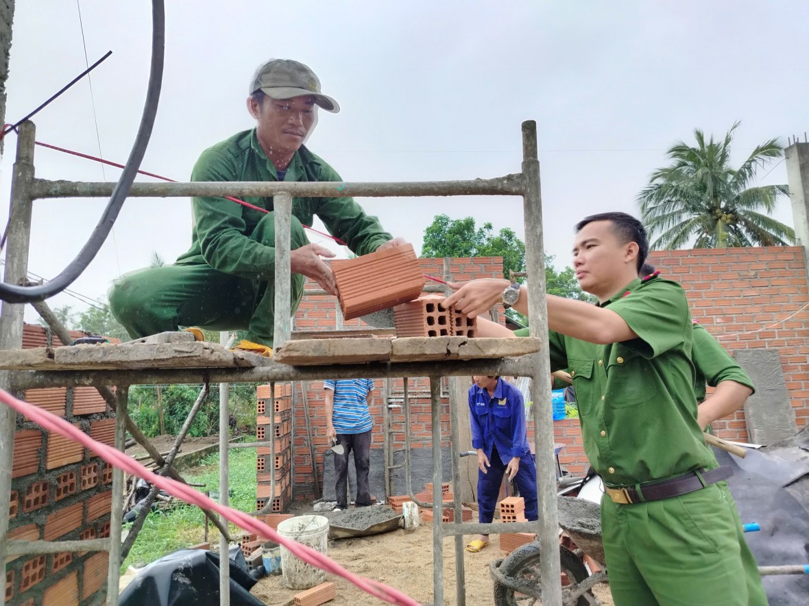 Công an Đắk Lắk dầm mình trong mưa xây nhà cho dân