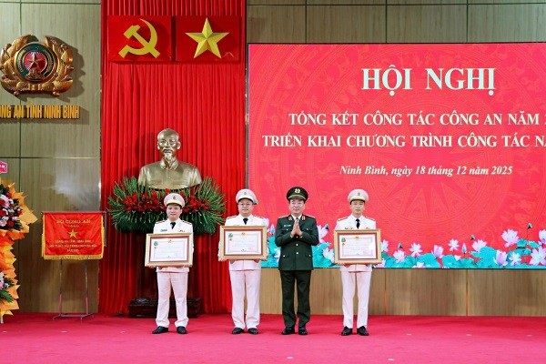 Công an tỉnh Ninh Bình phát động phong trào thi đua năm 2026 Công an tỉnh Ninh Bình phát động phong trào thi đua năm 2026