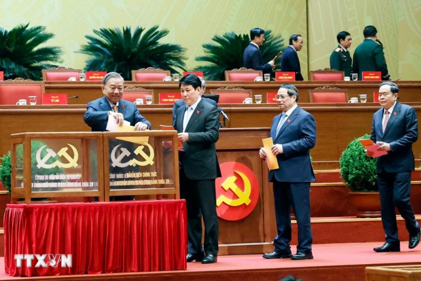 Tổng Bí thư Tô Lâm và các đồng chí lãnh đạo Đảng, Nhà nước bỏ phiếu bầu Ban Chấp hành Trung ương Đảng khóa XIV. (Ảnh: TTXVN).