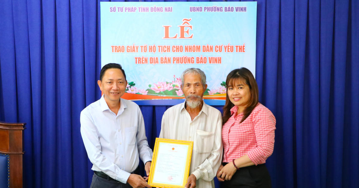 Cụ ông 77 tuổi lần đầu nhận giấy khai sinh