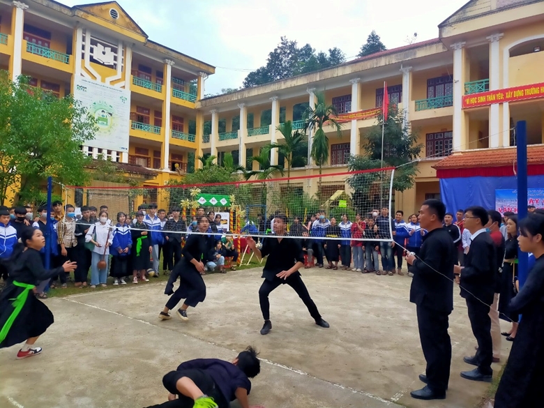 hoc sinh tham gia tro choi