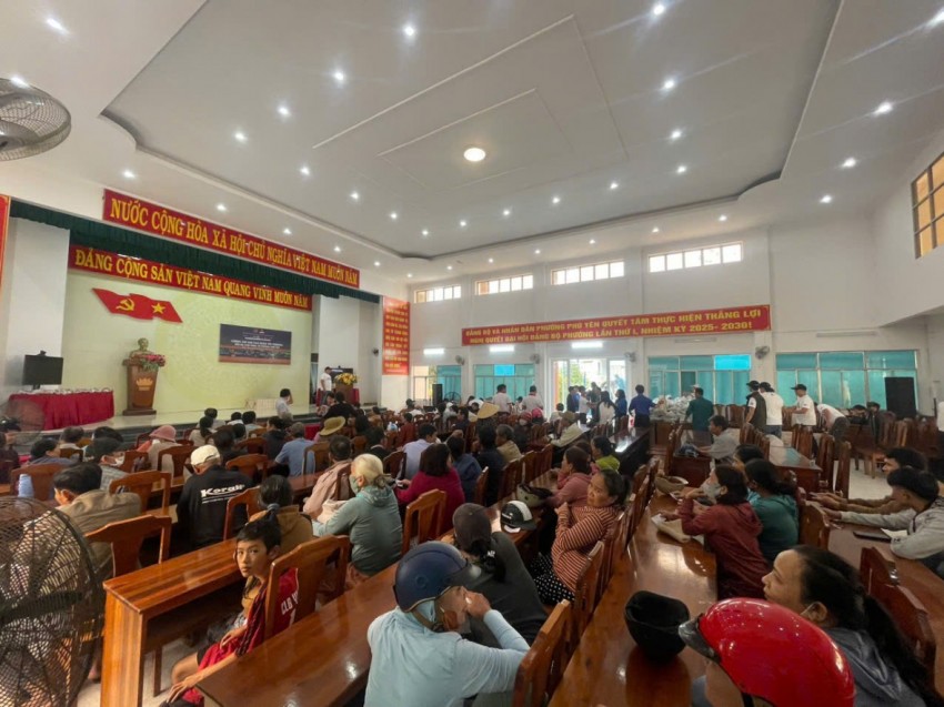 Hàng trăm phần quà Tết được chuẩn bị chu đáo và sắp xếp ngay ngắn tại hội trường UBND phường Phú Yên trước giờ trao tặng. Đông đảo bà con vùng lũ đã có mặt, trật tự chờ đến lượt nhận quà, mang theo hy vọng về một cái Tết đủ đầy hơn sau những ngày khó khăn vì thiên tai.