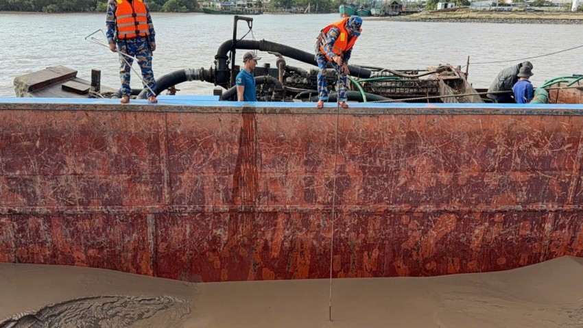 Vĩnh Long: Phát hiện 4 tàu sắt vận chuyển cát trái phép trên sông Cửa Đại