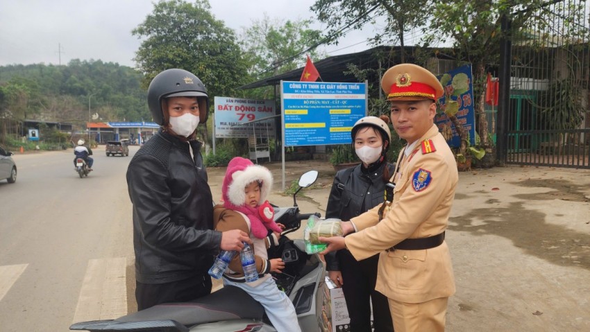 CSGT Tân Lạc tiếp sức cho người dân trên hành trình về quê đón tết. CSGT Tân Lạc tiếp sức cho người dân trên hành trình về quê đón tết.