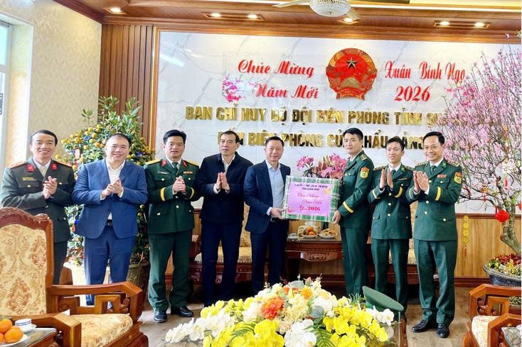 Ông Lê Văn Ánh, Phó Chủ tịch UBND tỉnh, thăm, chúc Tết cán bộ, chiến sĩ Đồn biên phòng Cửa khẩu cảng Vạn Gia.