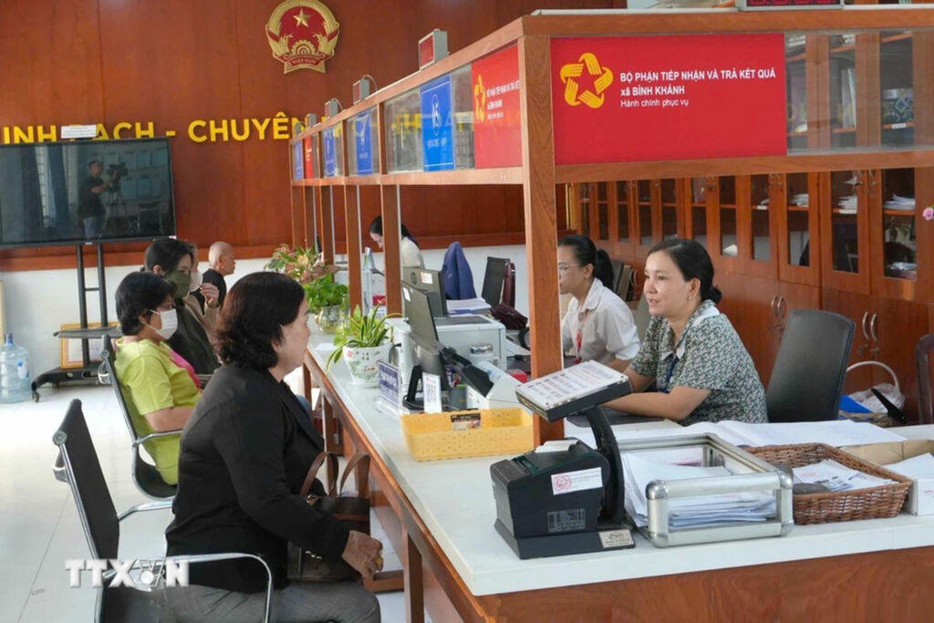 Kết luận về tình hình, kết quả hoạt động của bộ máy hệ thống chính trị và chính quyền địa phương 2 cấp Bộ phận tiếp nhận và trả kết quả tại xã Bình Khánh, huyện Cần Giờ, Thành phố Hồ Chí Minh. Ảnh minh họa: Hữu Duyên/TTXVN