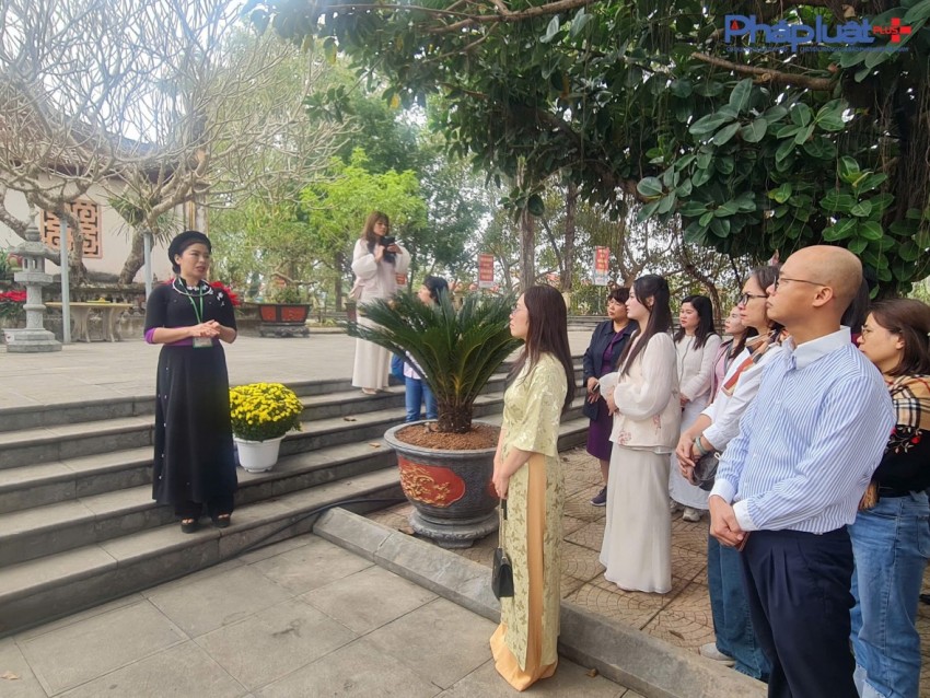 Không gian linh thiêng, tĩnh lặng nơi thờ tự vị