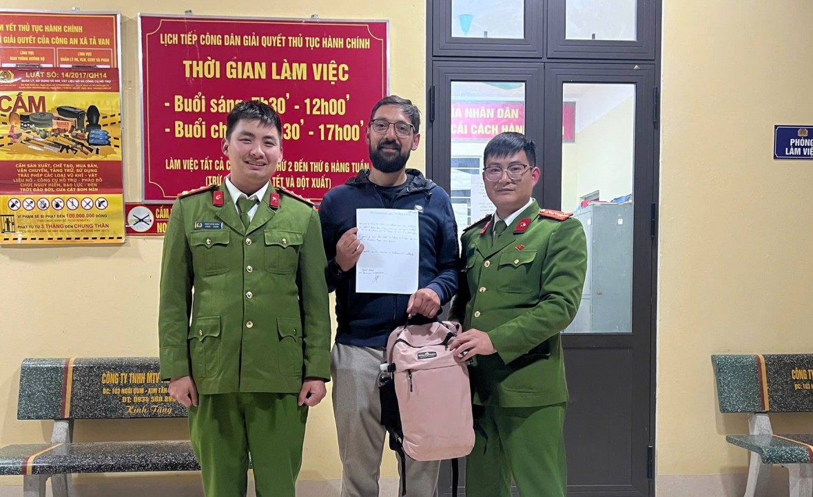 Lực lượng Công an xã Tả Van trao trả tài sản cho du khách nước ngoài tại trụ sở. Ảnh: CACC trình báo