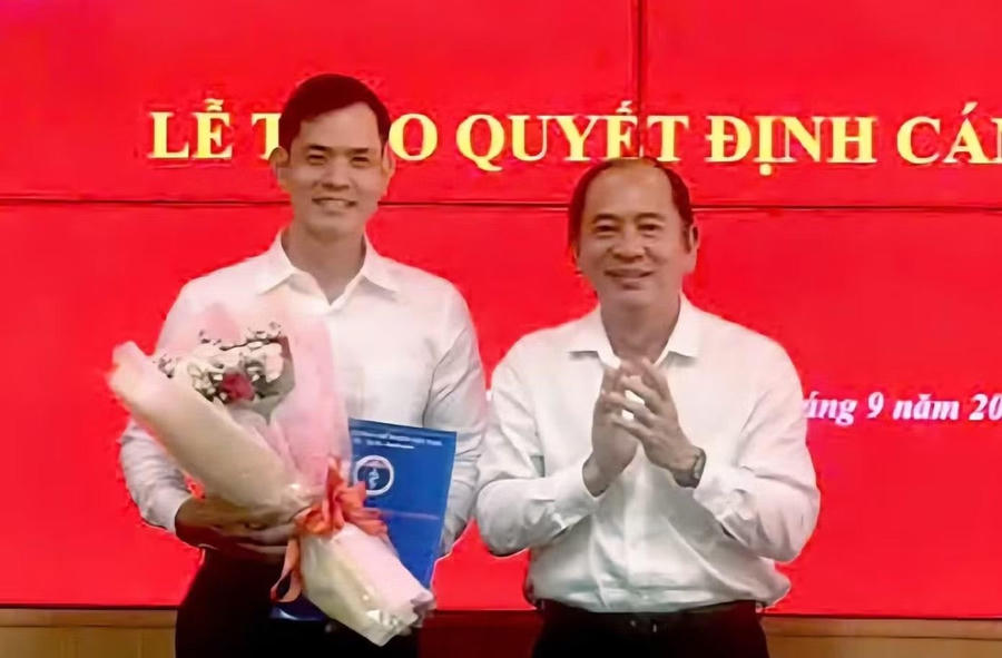 PGS.TS.BS Tăng Chí Thượng, Giám đốc Sở Y tế TPHCM (bên phải) trao quyết định điều động, bổ nhiệm bác sĩ Lương Chấn Lập giữ chức Chánh Văn phòng Sở Y tế TPHCM