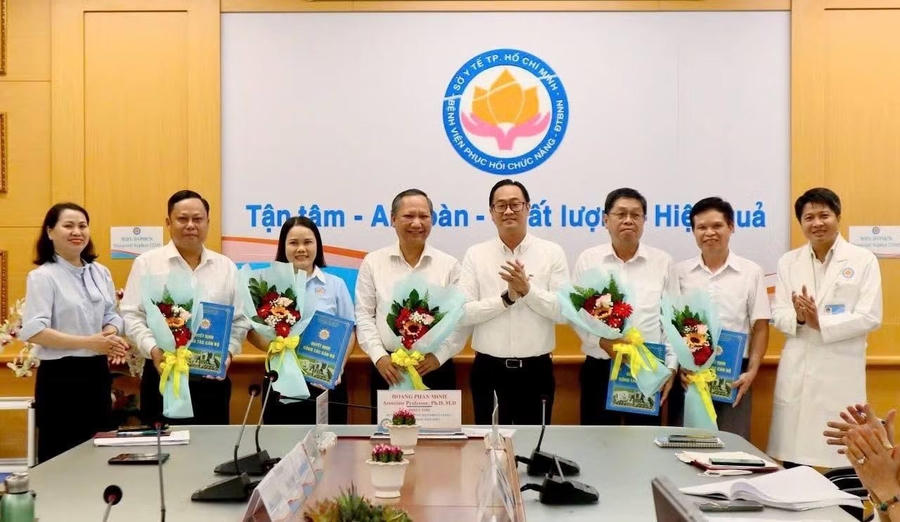 PGS.TS.BS.CKII Phan Minh Hoàng, Giám đốc Bệnh viện Phục hồi chức năng - Điều trị bệnh nghề nghiệp TP.HCM trao các quyết định bổ nhiệm cán bộ