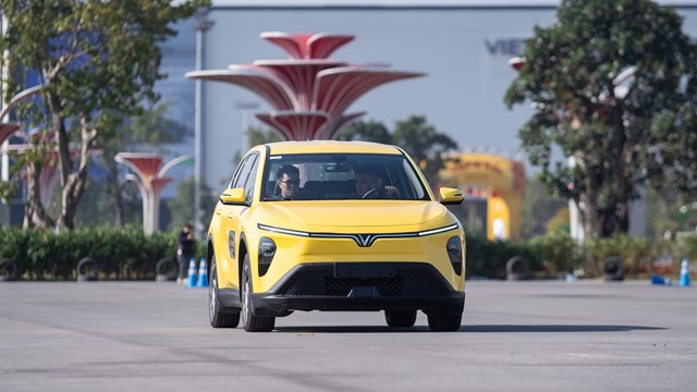 Ưng khả năng tiết kiệm chi phí của VF e34, tài xế dịch vụ mạnh dạn lên đời Limo Green