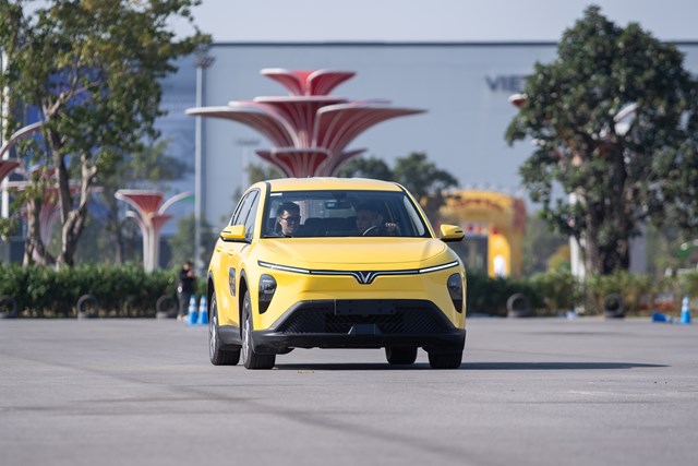 Ưng khả năng tiết kiệm chi phí của VF e34, tài xế dịch vụ mạnh dạn lên đời Limo Green - Ảnh 1 Ưng khả năng tiết kiệm chi phí của VF e34, tài xế dịch vụ mạnh dạn lên đời Limo Green - Ảnh 1