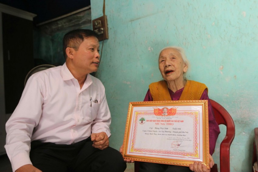 Ông Phùng Khắc Đệ, Bí thư Chi bộ thôn, Tổ trưởng tổ bầu cử thôn Thạch, xã Tây Phương bên cụ bà Đặng Thị Chín. Ông Phùng Khắc Đệ, Bí thư Chi bộ thôn, Tổ trưởng tổ bầu cử thôn Thạch, xã Tây Phương bên cụ bà Đặng Thị Chín.