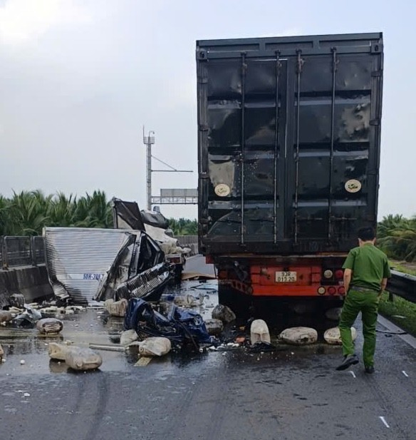 Xe tải tông xe container cùng chiều đậu trên cao tốc, phụ xe tử vong tại chỗ Xe tải tông xe container cùng chiều đậu trên cao tốc, phụ xe tử vong tại chỗ