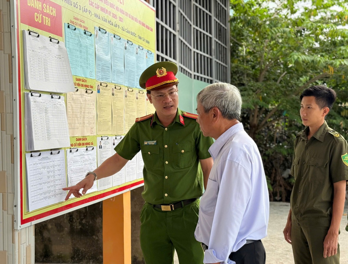 Công an Tây Ninh chủ động rà soát cử tri, bảo đảm an ninh cho ngày bầu cử Công an Tây Ninh chủ động rà soát cử tri, bảo đảm an ninh cho ngày bầu cử