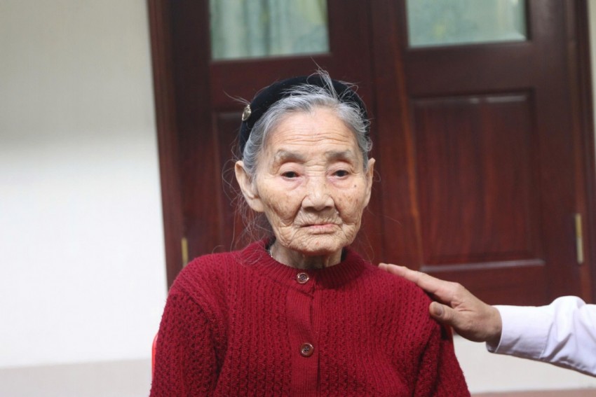 cụ Nguyễn Thị Nếp, 97 tuổi đã trải qua nhiều kỳ bầu cử trong cuộc đời. cụ Nguyễn Thị Nếp, 97 tuổi đã trải qua nhiều kỳ bầu cử trong cuộc đời.