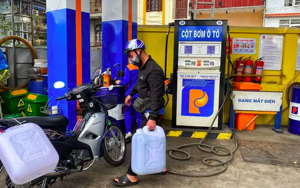 Nhiều người dân dùng can nhựa mua xăng tích trữ vì sợ giá xăng, dầu leo thang.